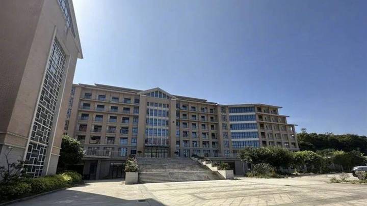 福建平潭一医院34岁员工天台上吊身亡,医院是否会因报账被扣工资?