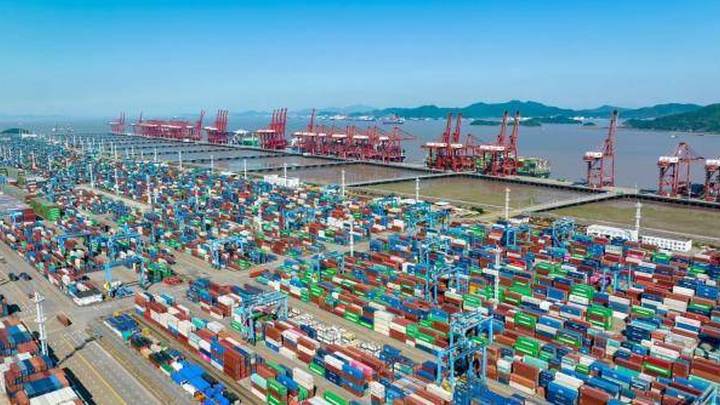 在宁波舟山港,你觉得这里经济发展的强劲吗?