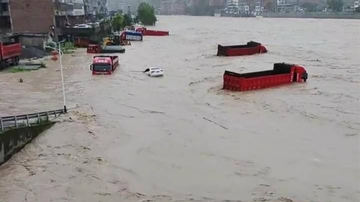 大雨致四川宣汉一地河水暴涨,小车被冲走,应急部门有责任吗?