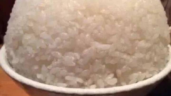 员工入职两天因饭量太大被解雇,公司该赔钱吗?