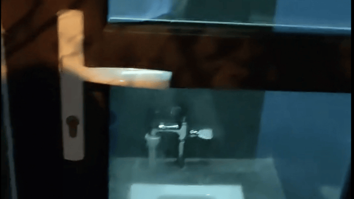 太原透明公厕后续来了,是玻璃设计上有点小缺陷吗?