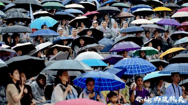 毕业典礼遇大雨校长致辞只讲标题,你怎么看?