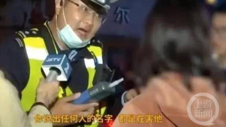 亮证逃查酒驾事件中,拍视频辅警应该被辞退吗?