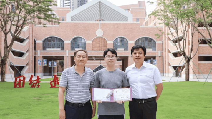 清华北大首封录取通知书均已送到,一人是初中生,值得点赞吗?