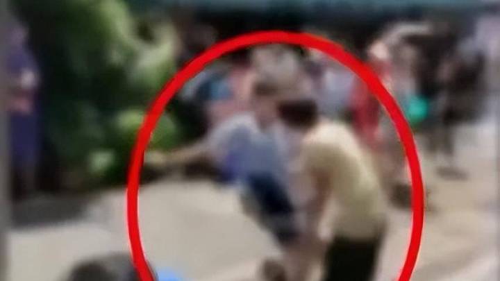 西安景区泼水节女子被泼后与游客起冲突,你怎么看?