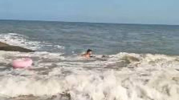 母子海边遇险,小伙跳海救人,你怎么看?