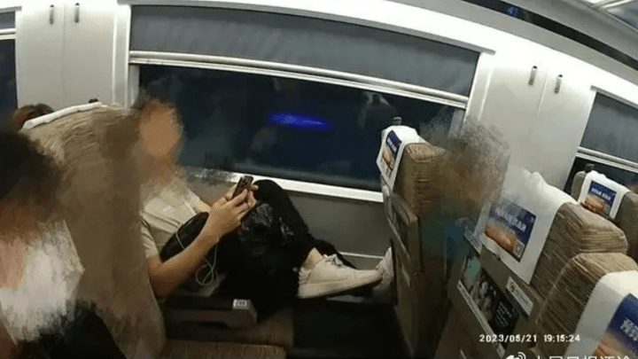 你怎么看待高铁霸座行为?