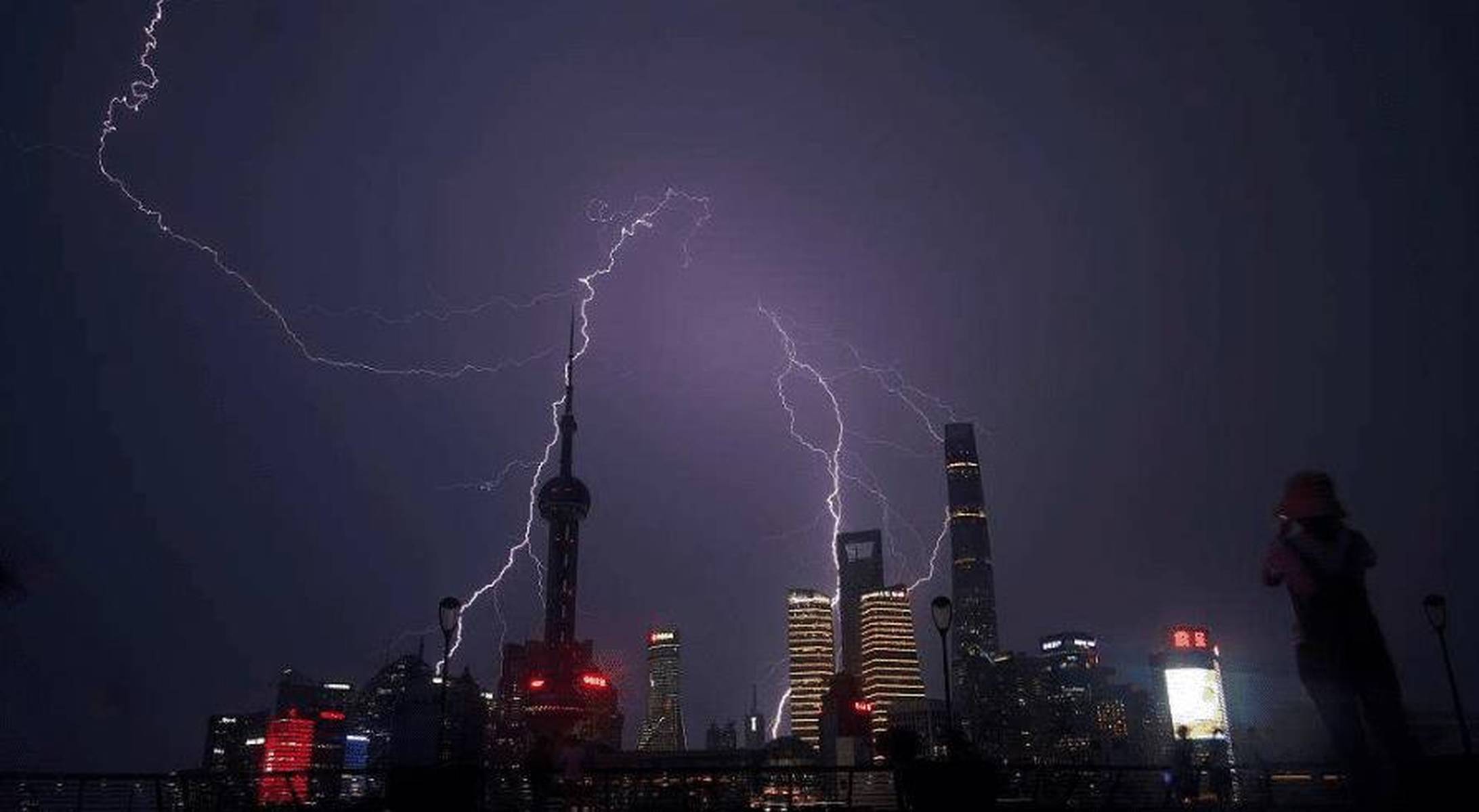 骇人的雷电！上海东方明珠塔被闪电击中，大自然的警示！