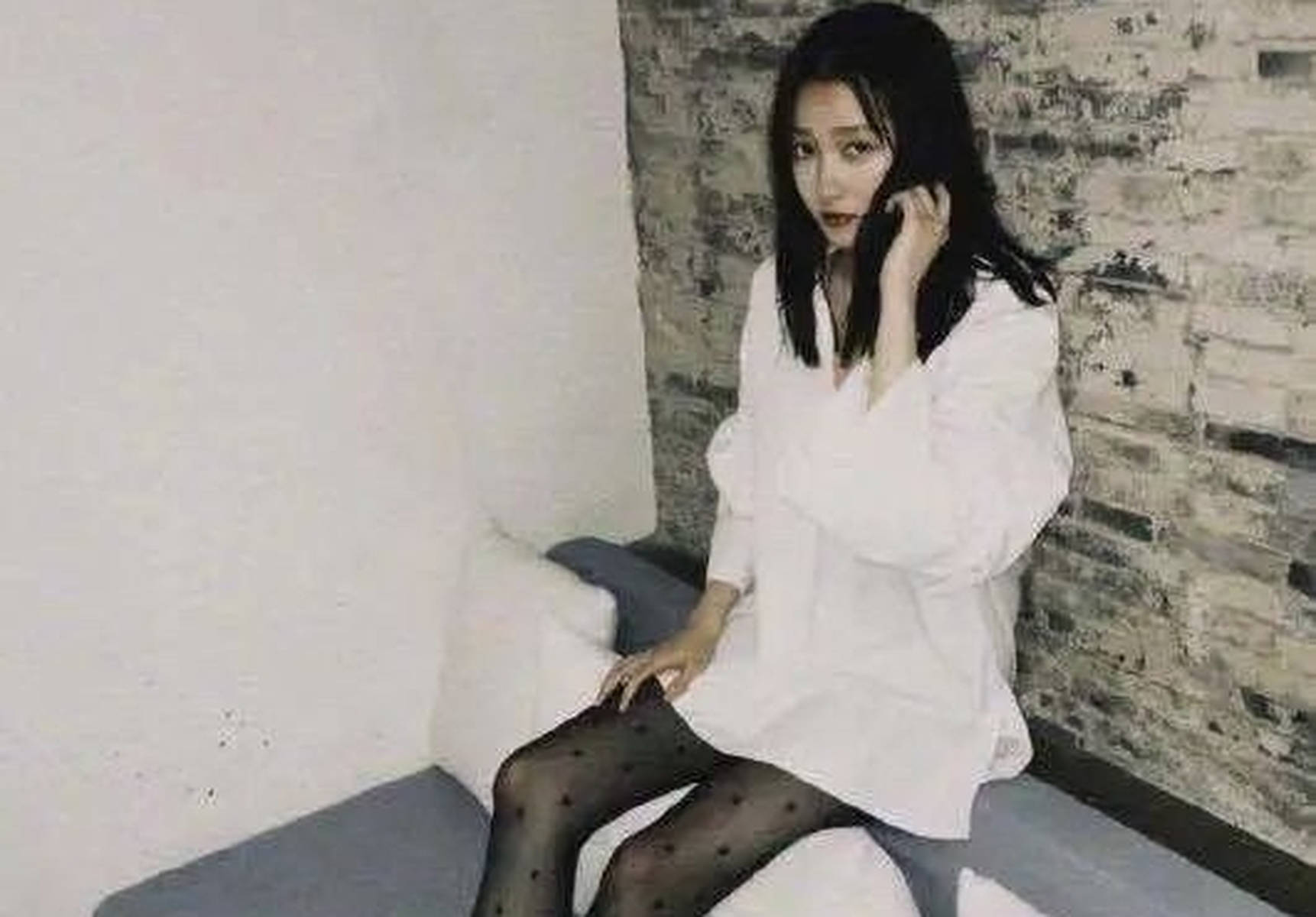 关晓彤穿男款衬衫，黑色波点丝袜，成熟女人味十足