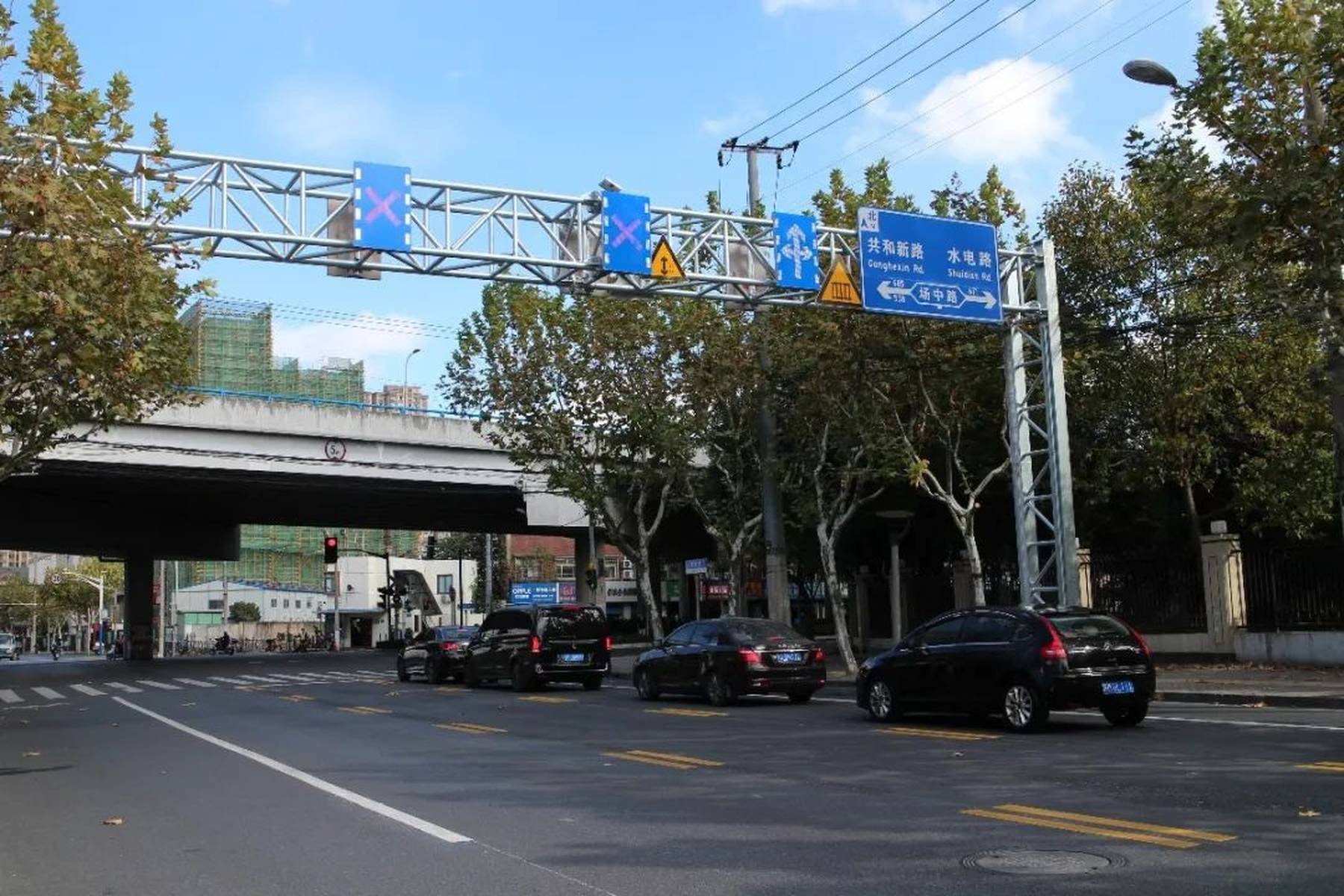 【上海公安大调研】凉城路新增一条潮汐车道，长约3公里