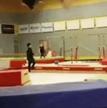 搞笑gif趣图,原谅我不厚道的笑了,我看到你在地上弹了