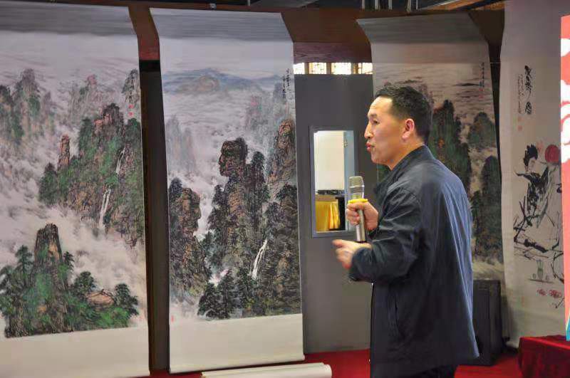 杨静张家界山水画在北京展出_手机搜狐网
