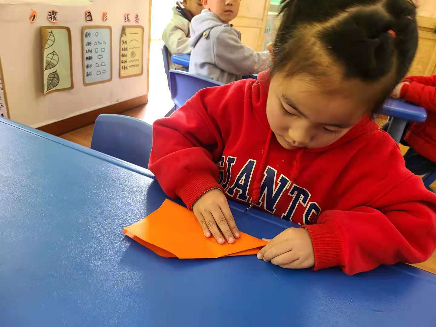 小小巧手折飞机—三钢二幼中三班手工折纸活动