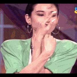 35岁的杨丽萍皮肤红润,看起来年轻貌美. 杨丽萍捂嘴甜笑,开心极了.