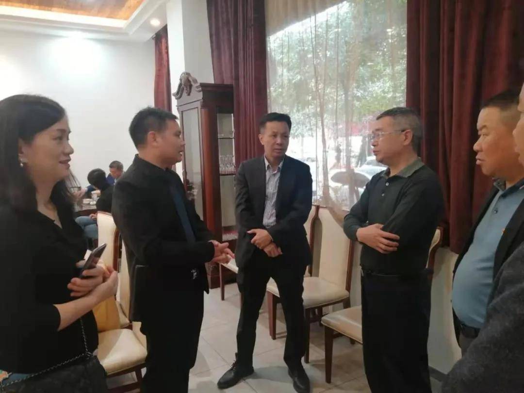 张玉仙,黄美玲,至德耕读社分会会长,常务副秘书长吴金标等商会领导,博