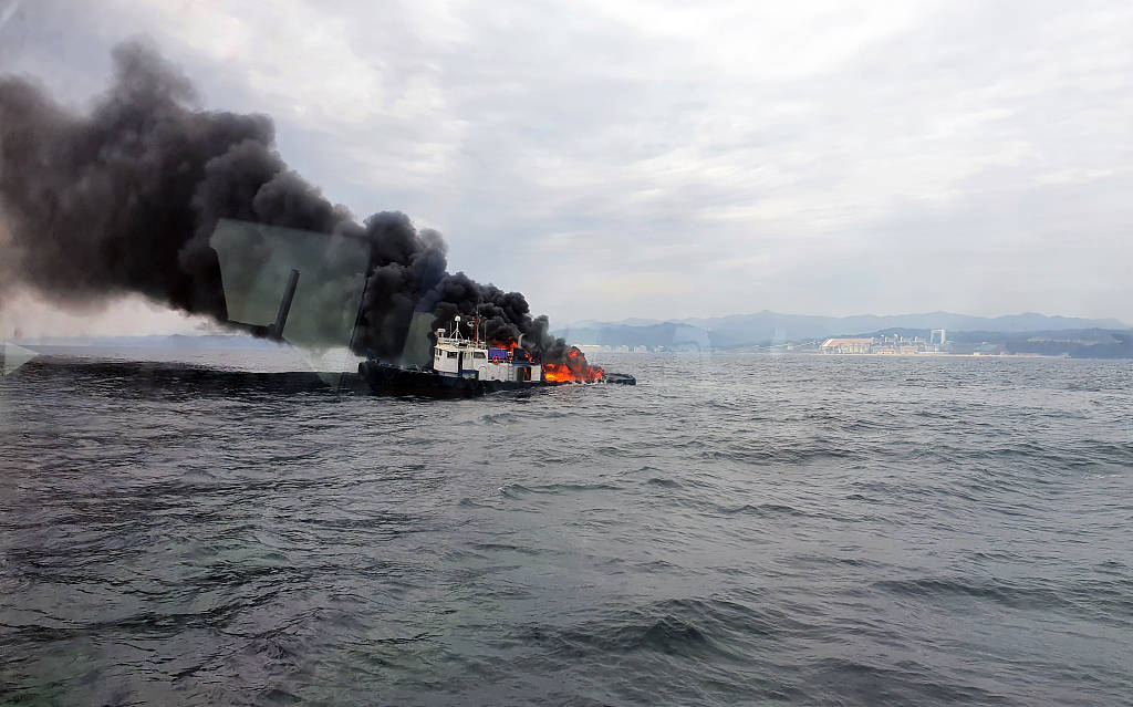 韩国一海上渔船起火海警舰艇紧急灭火