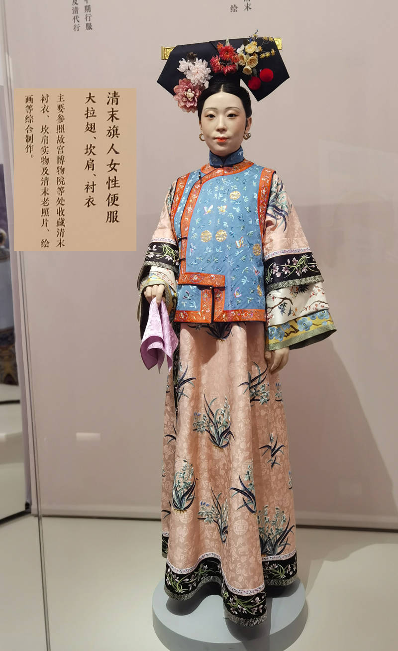 "这是我在国博参观"中国古代服饰文化展"时听到观众与工作人员的对话.