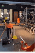 大妈这操作,让我这么个大小伙子都自愧不如