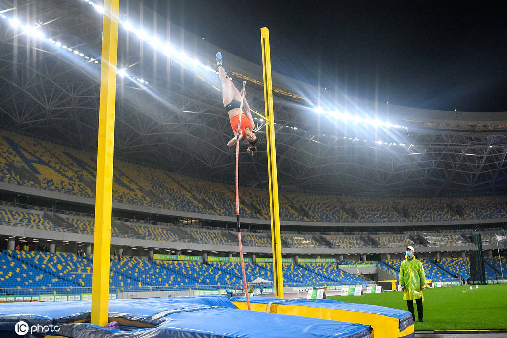 撑竿跳高(pole vault)是一项运动员经过持竿助跑,借助撑竿的支撑腾空