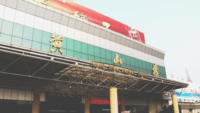 ②黄山北站——黄山风景区:选择包车或者班车,约50公里.
