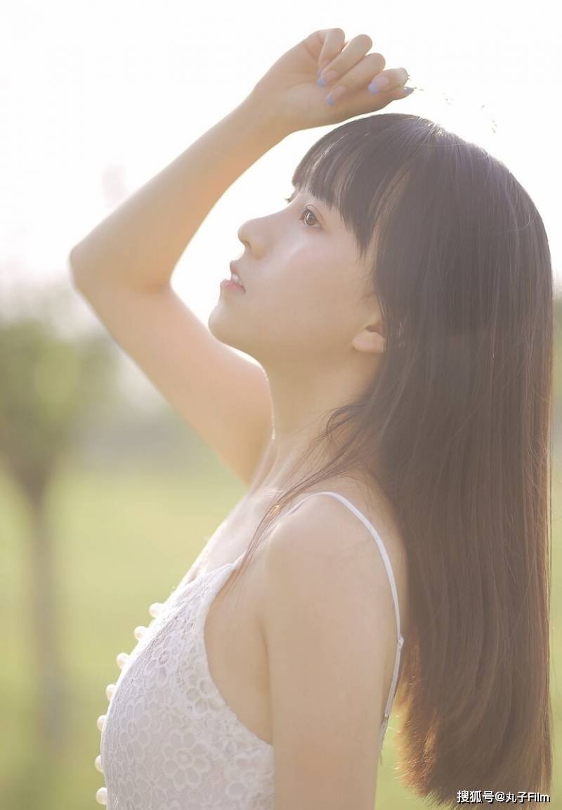 性感美女时尚写真:吊带白裙森系小姐姐精致侧颜户外