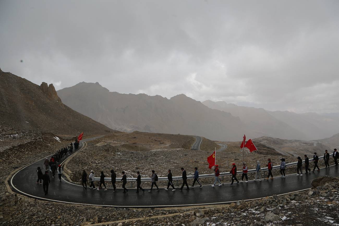 巴塘县:重走红军路 传承革命精神