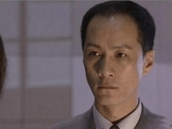 这部剧中的冯远征饰演的家暴男安嘉和,他是一名外科医生,但是由于性格