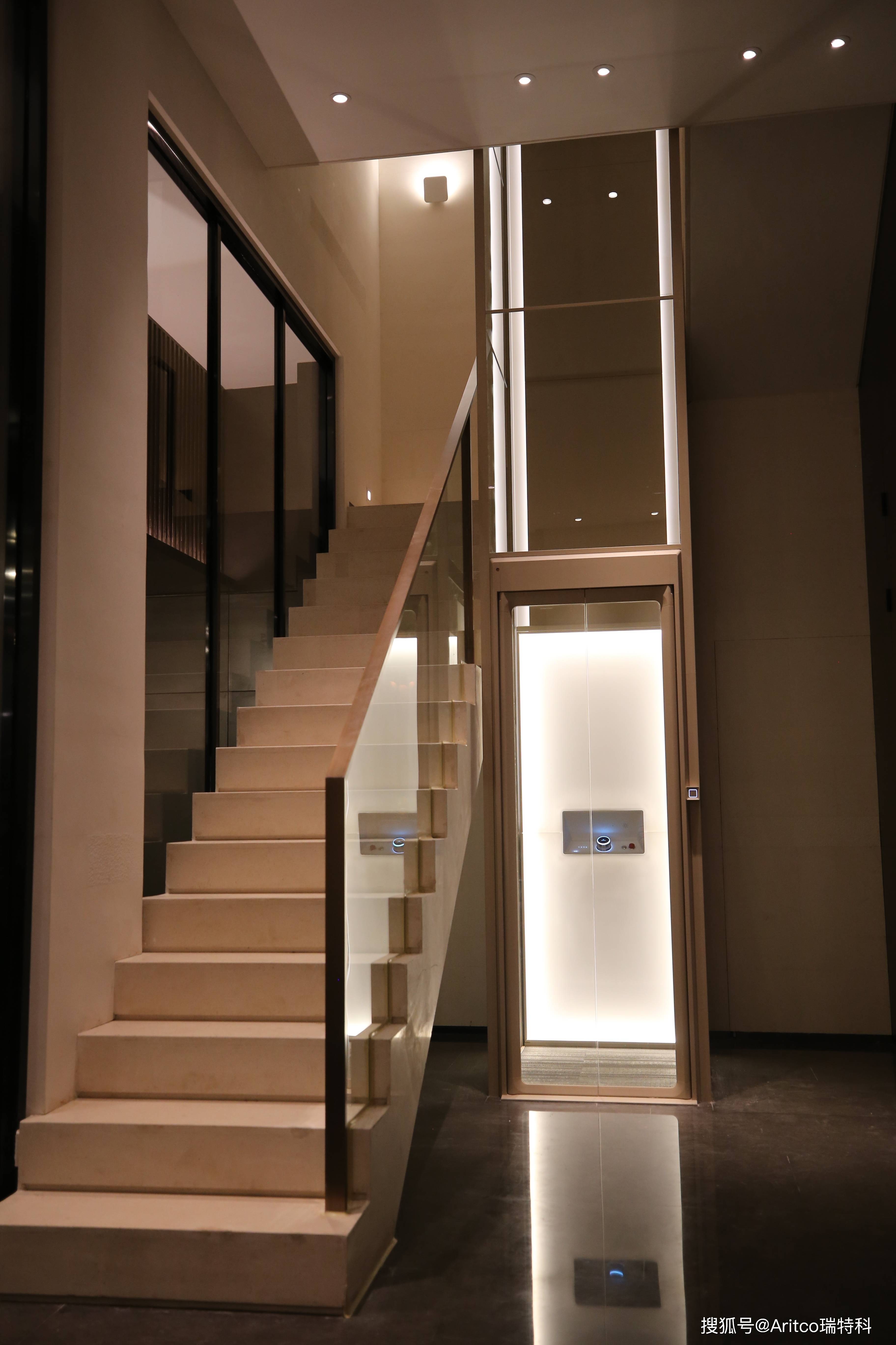 瑞特科家用电梯与楼梯完美相融乘坐家用电梯步入地下一层车库豪车与好