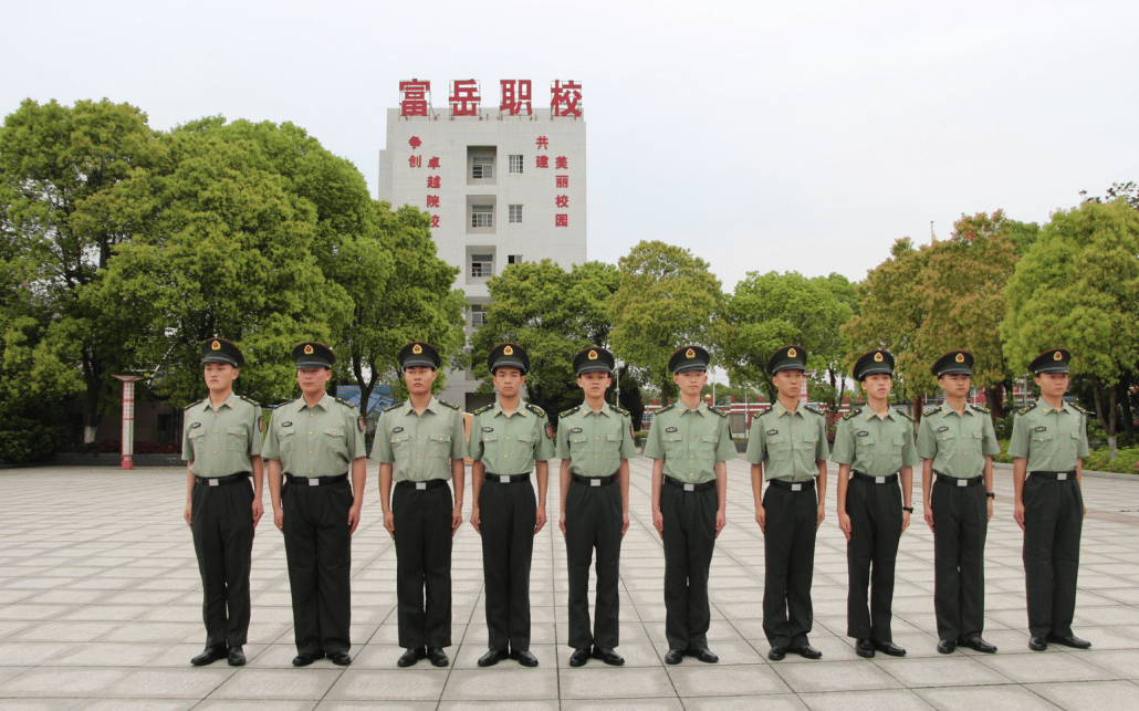 岳阳城区首个国防教育特色班开办岳阳富岳科技职业学校正式授旗