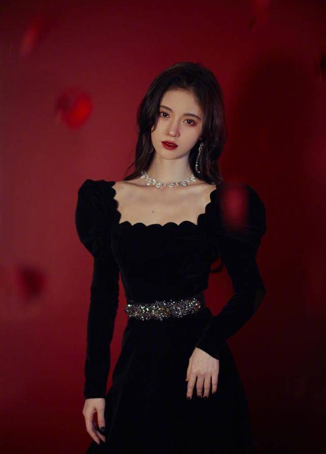鞠婧祎纯欲撩人,穿复古丝绒长裙,腰围细得怀疑人生