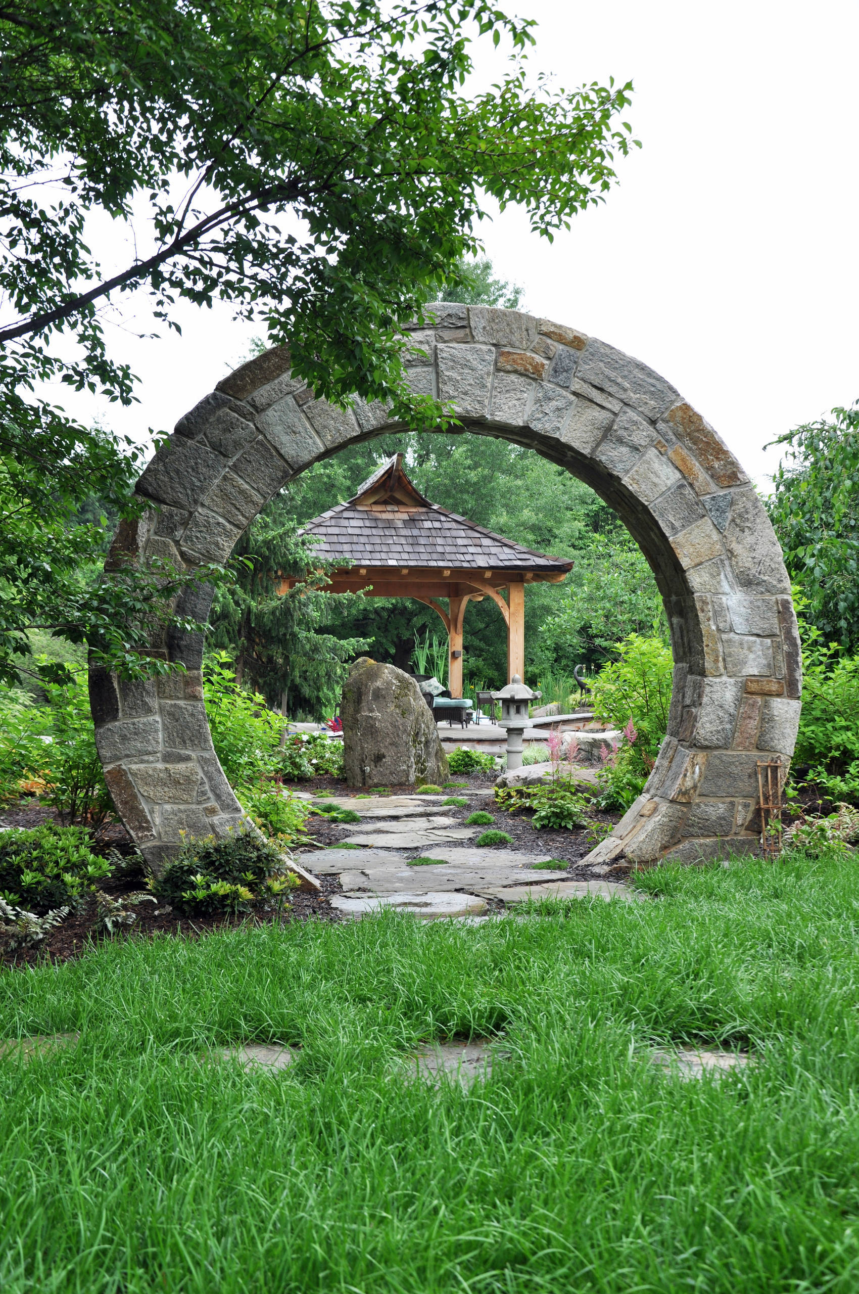 中国传统建筑中,最具代表性的"圆"元素,便是园林中的洞门,也叫月亮门.