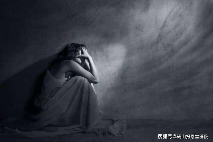 常见的症状包括: 易怒想法消极感觉异常疲惫和绝望,有强烈的悲伤经常