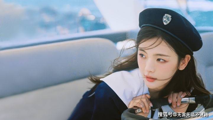 杨超越 水手服出镜 复古又可爱
