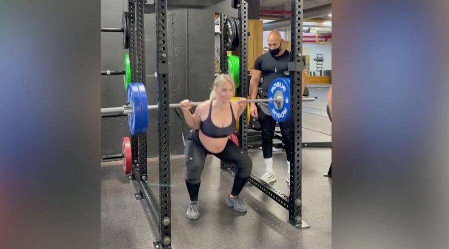 美国一健身教练怀孕7个月举重142公斤 遭网友批评