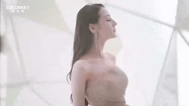 照片里的她穿性感深v事业线傲人,十足的女明星气场.1/9