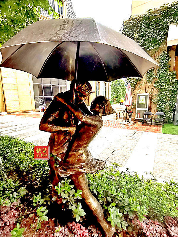 欧洲风情小镇上的这对欧洲情侣在雨中打伞约会,趁街头"无人",尽情拥抱