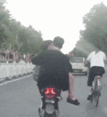 搞笑gif图:第一次见这种三轮车