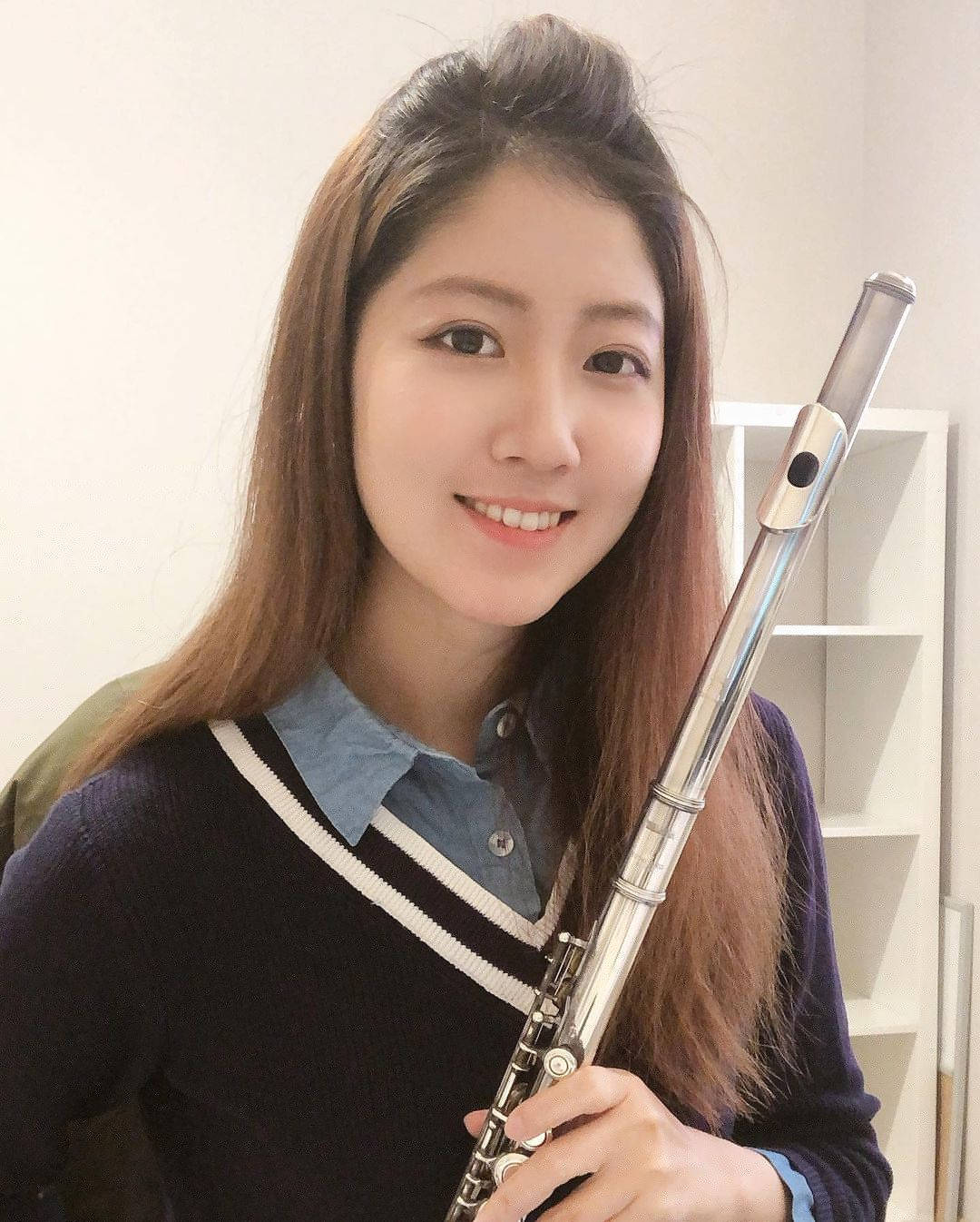 音乐老师太甜美,又细又长的美腿,穿起黑丝袜给人有别以往的感觉