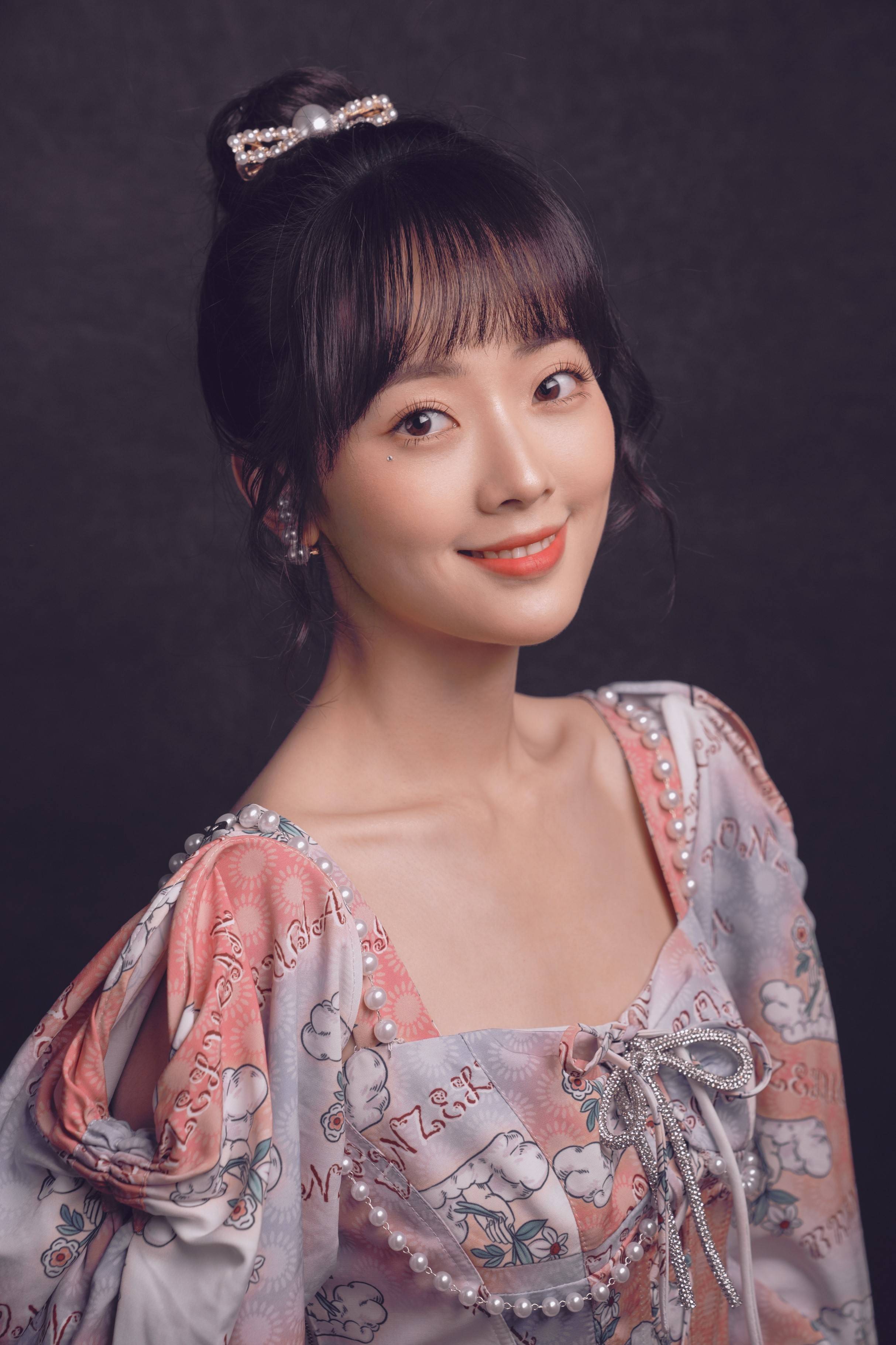 王路晴复古光影写真更新暗影精灵定格夏日美好