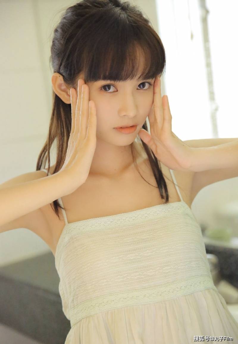 性感美女时尚写真:邻家少女俏皮可爱,清纯甜美可爱