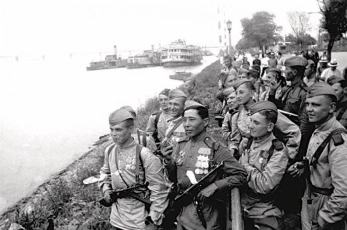 历史老照片:1945年8月苏联红军进入中国东北