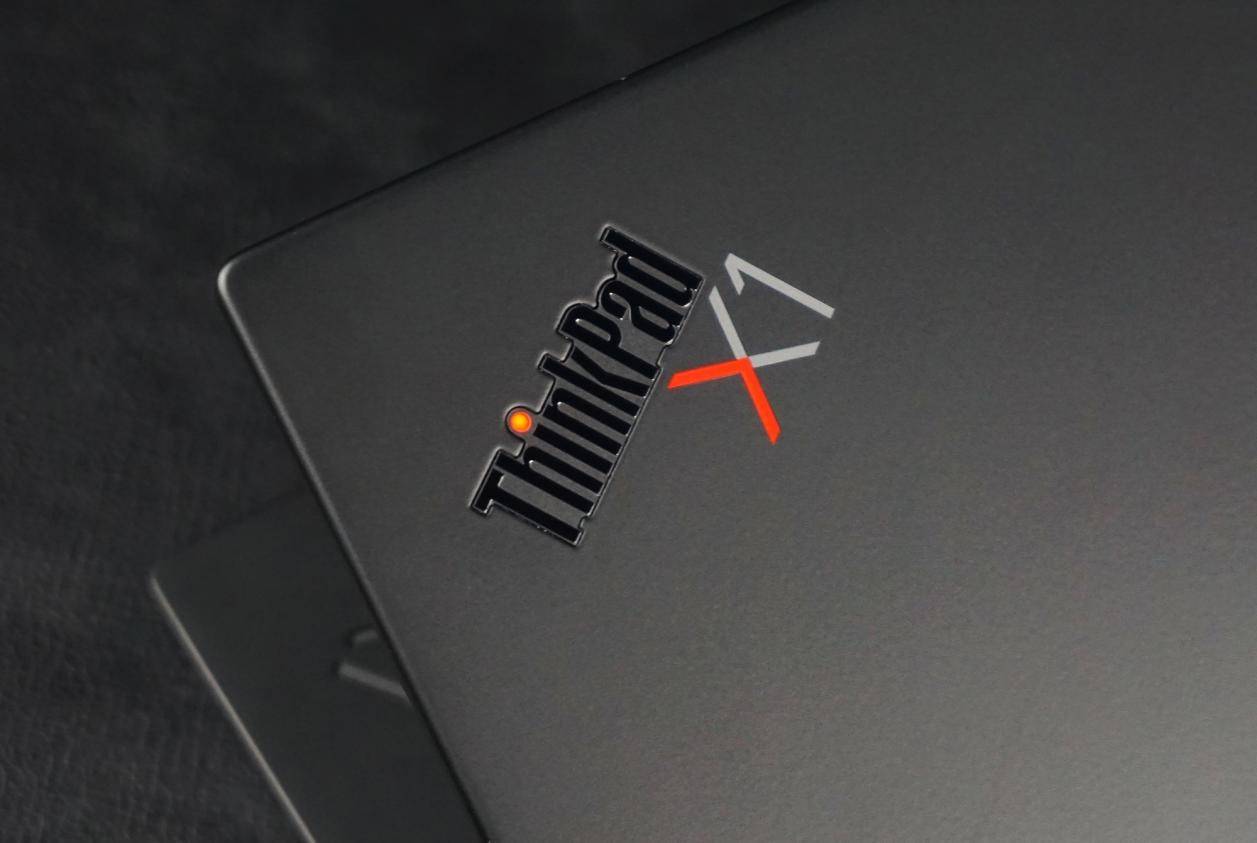 轻薄笔记本的翘楚体验全新thinkpadx1carbon它在带着我们一路狂奔