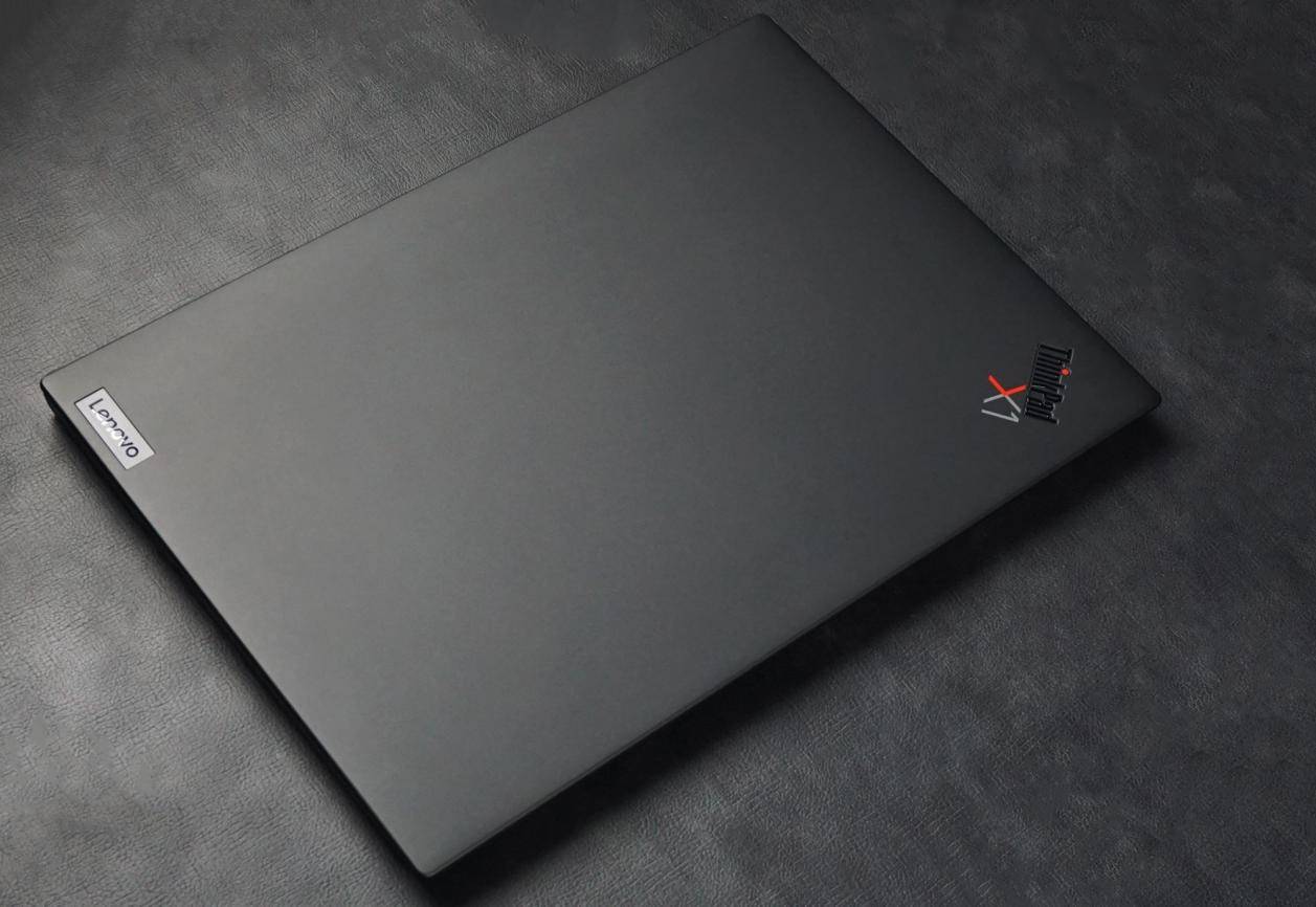 轻薄笔记本的翘楚体验全新thinkpadx1carbon它在带着我们一路狂奔