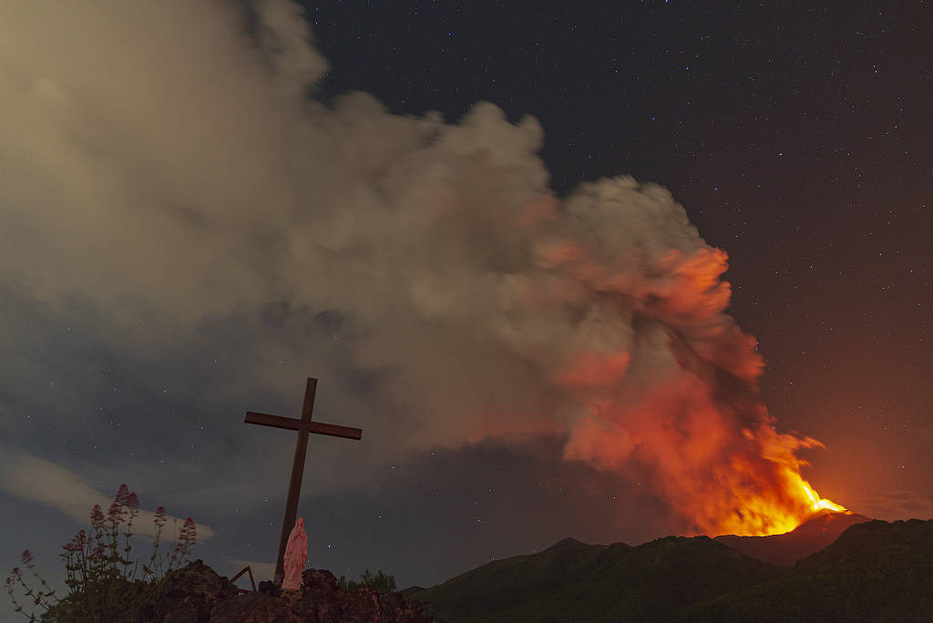 意大利埃特纳火山继续喷发