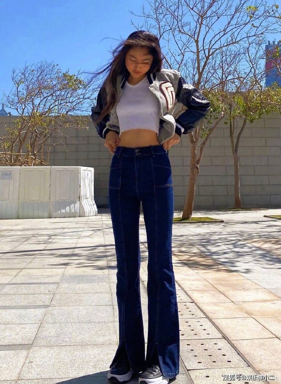 1/ 12 任达华女儿任晴佳为某杂志拍摄的封面大片曝光.