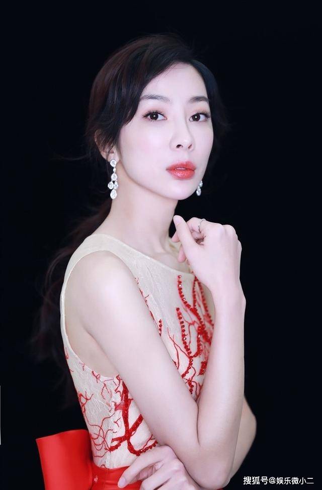童苡萱:端庄秀丽,貌美如花