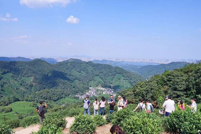 隶于浙江省杭州市,位于西湖风景名胜区西南面,四面群山环抱,呈北高南