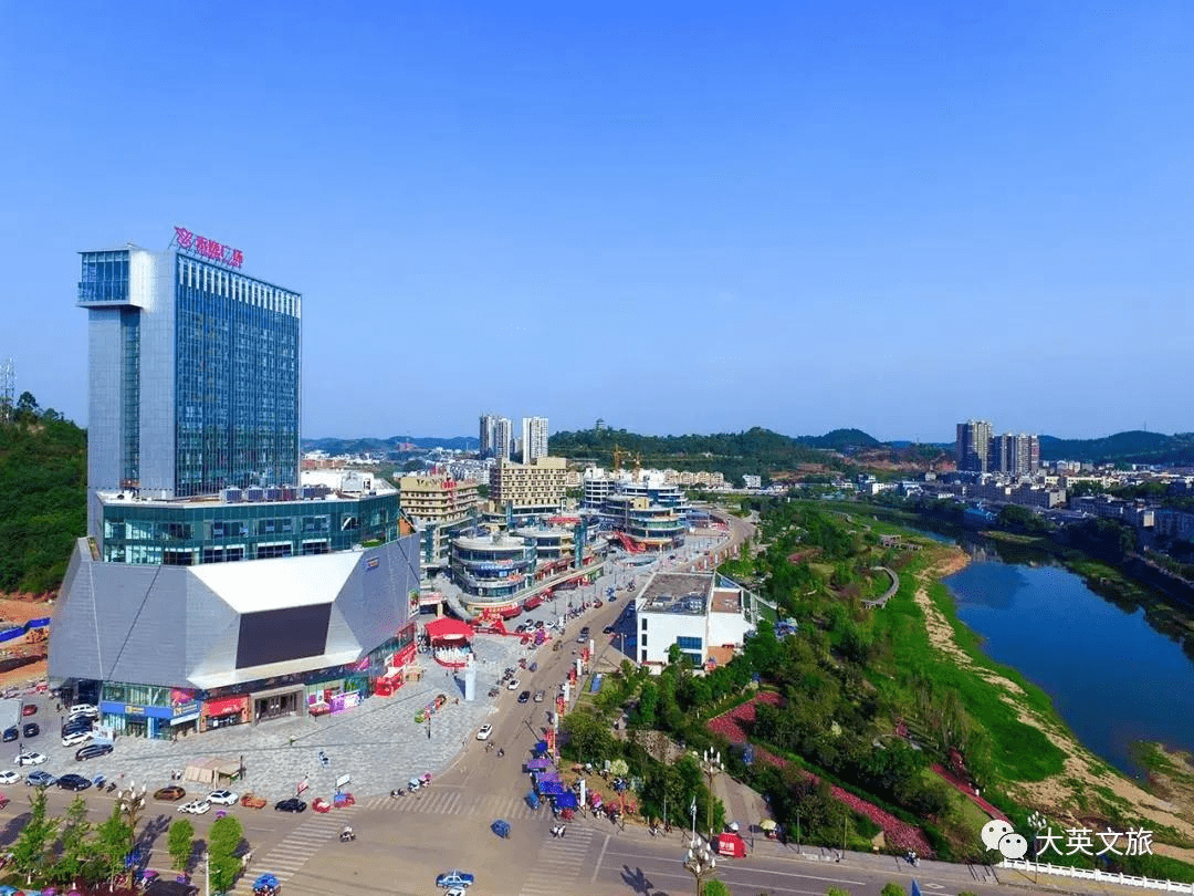 别具一格的旅游度假乐园 都在这里 当暮色袭来 便去永逸广场 去