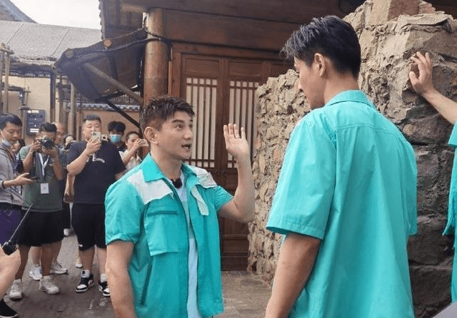 吴奇隆录制综艺节目,意外暴露身高,网友:没电视上那么