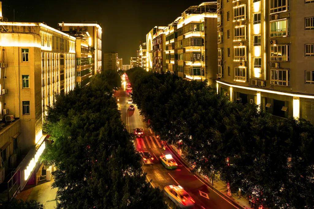 图观巫山江城夜景图